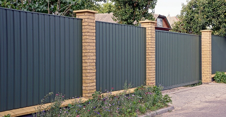 Choosing the right color for Colorbond fencing. - Gold Coast